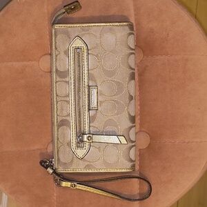 Coach Daisy Outline Signature Zip Around Wallet